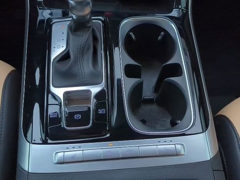 Used 2024 Kia Carnival EX image 10