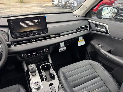 New 2025 Mitsubishi Outlander SE image 27