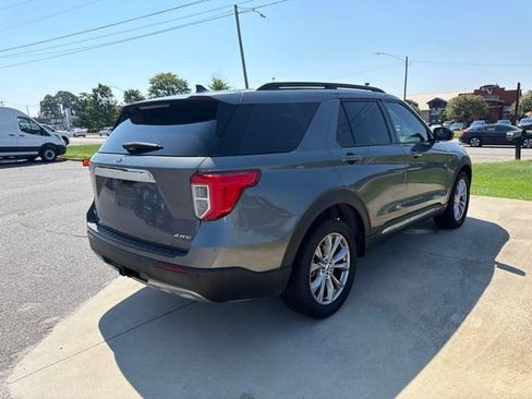 Used 2023 Ford Explorer XLT w/ Equipment Group 202A AWD/4WD image 4