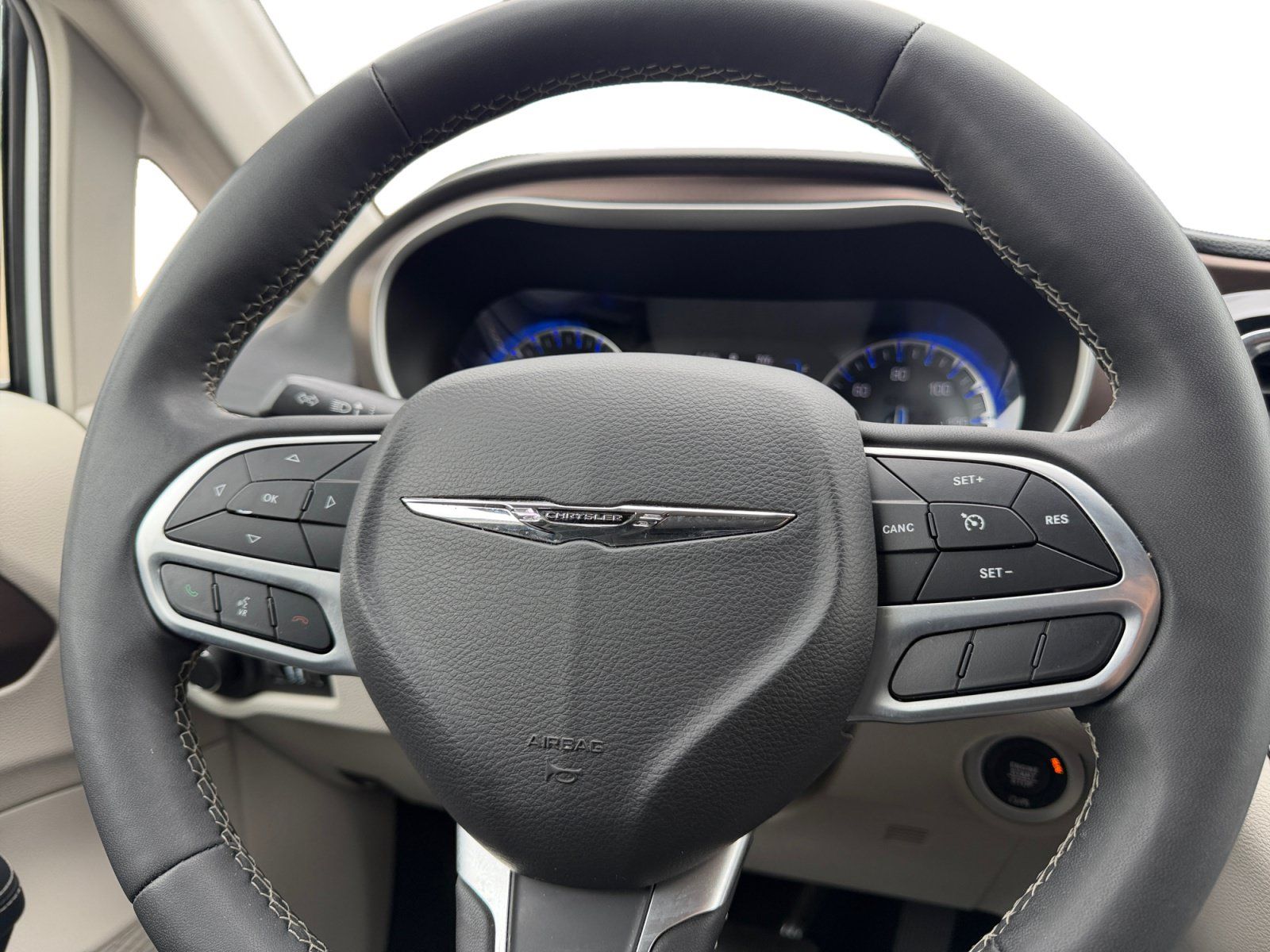 Used 2023 Chrysler Voyager LX FWD image 9