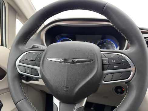 Used 2023 Chrysler Voyager LX FWD image 9