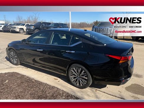 Used 2025 Nissan Altima 2.5 SV image 4