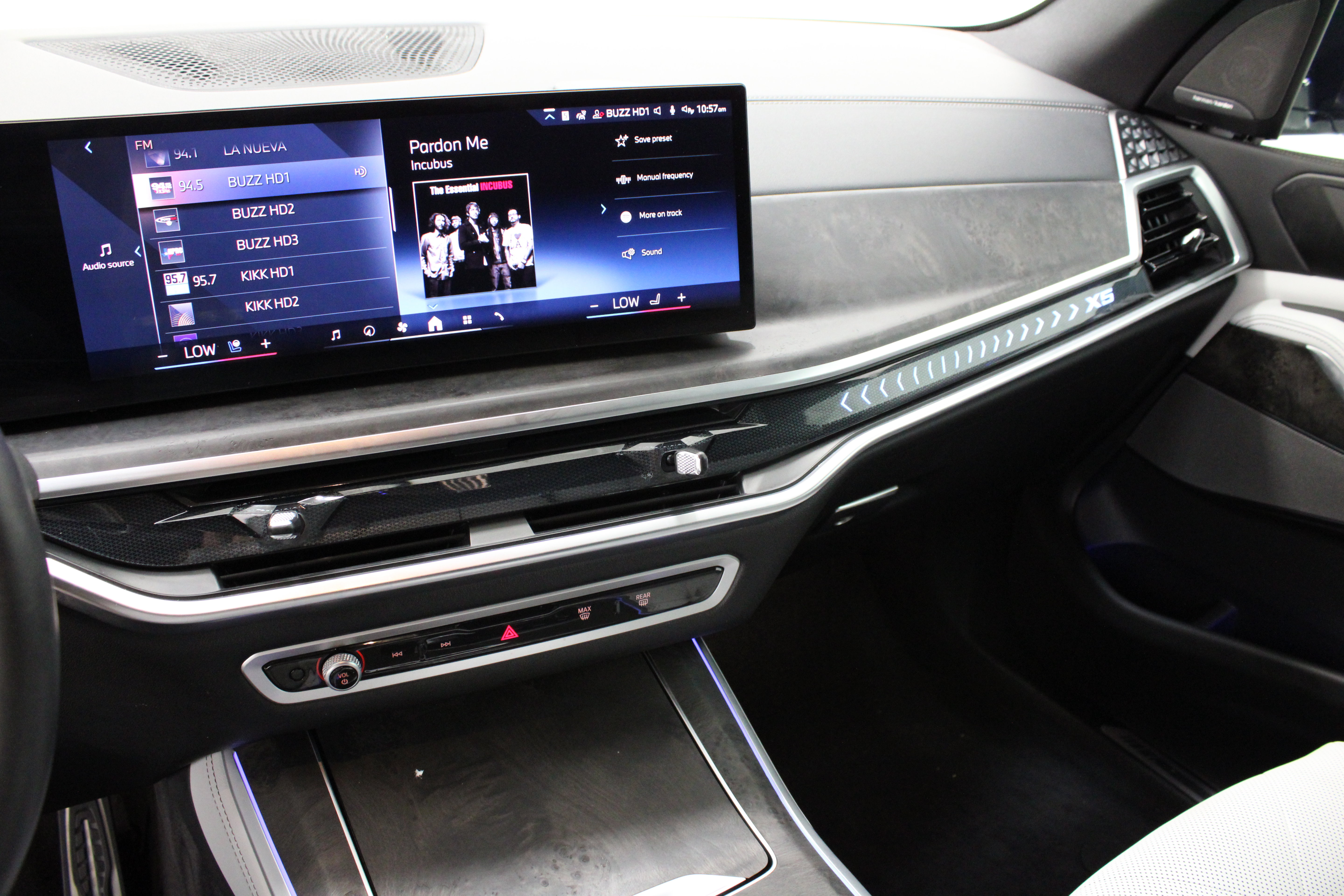 Used 2025 BMW X5 xDrive40i w/ M Sport Package AWD/4WD image 16
