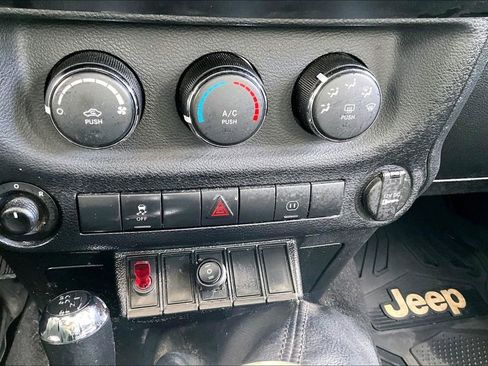 Used 2012 Jeep Wrangler Unlimited Sahara AWD/4WD image 14