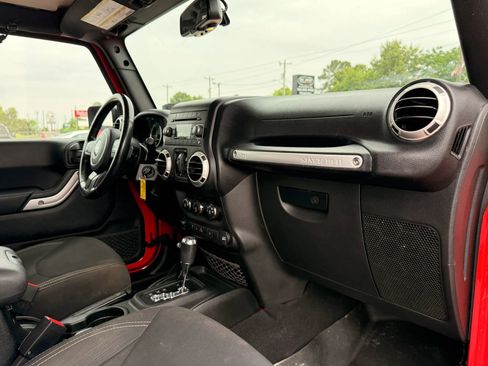 Used 2018 Jeep Wrangler Unlimited Sahara AWD/4WD image 25