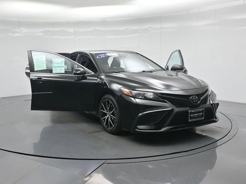 Used 2022 Toyota Camry SE image 31