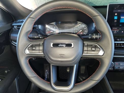 Used 2025 Jeep Compass Trailhawk AWD/4WD image 23
