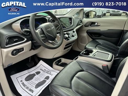 Used 2024 Chrysler Pacifica Touring-L image 18