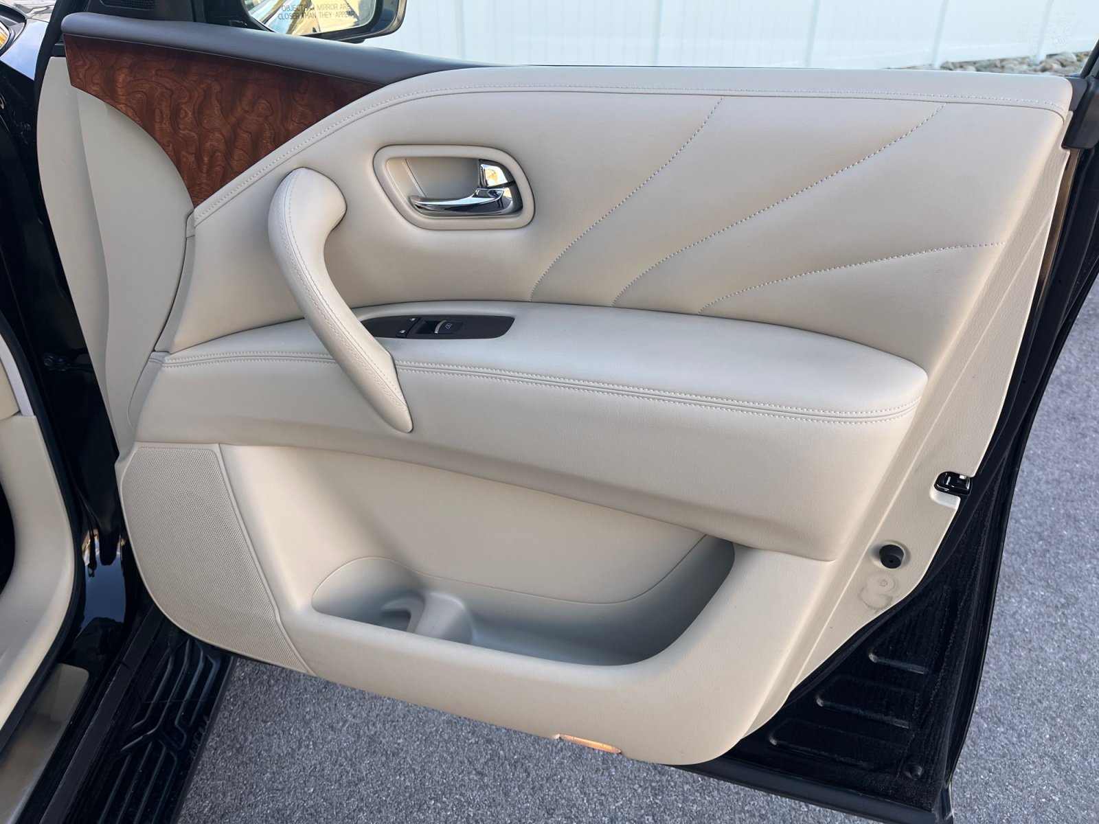 Used 2017 INFINITI QX80 4WD w/ Deluxe Technology Package image 16
