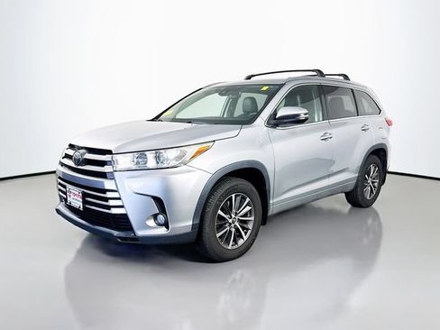 Used 2017 Toyota Highlander XLE w/ Carpet Mat Package AWD/4WD image 2