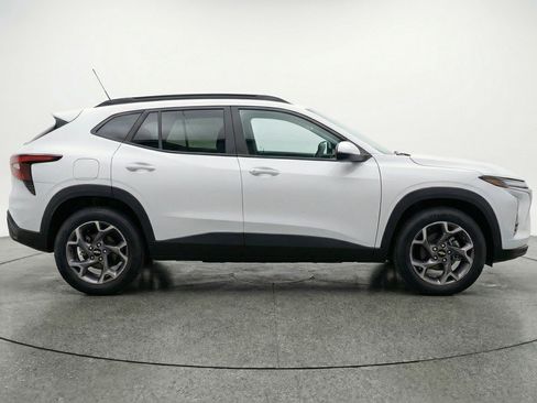 Used 2025 Chevrolet Trax LT w/ LT Convenience Package image 11
