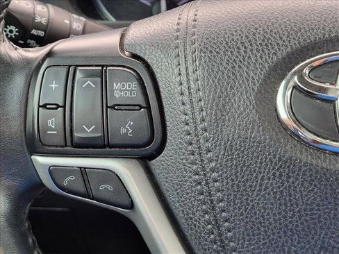 Used 2019 Toyota Highlander XLE FWD image 13