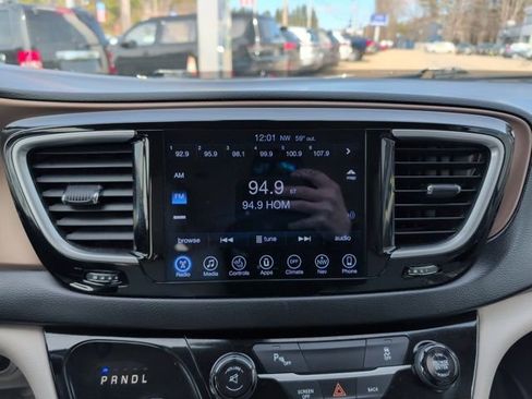 Used 2017 Chrysler Pacifica Touring-L Plus w/ Tire & Wheel Group FWD image 23