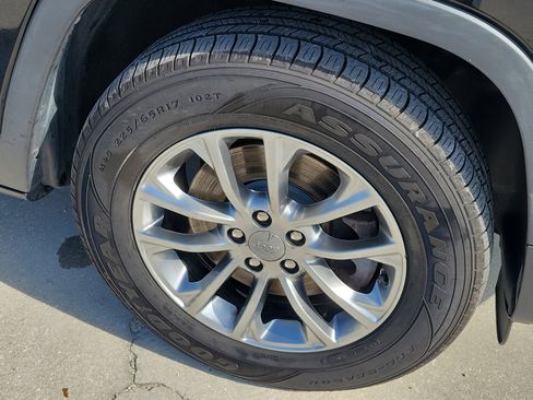 Used 2019 Jeep Cherokee Latitude Plus w/ Cold Weather Group AWD/4WD image 8