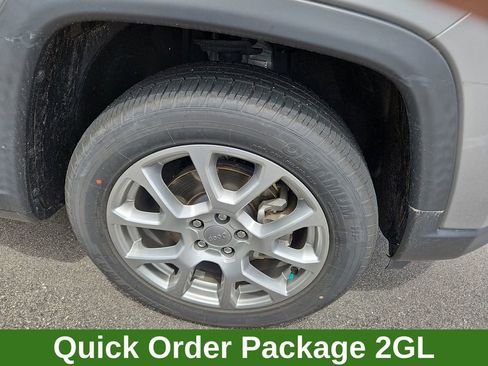 Used 2022 Jeep Compass Latitude w/ Sun and Sound Group AWD/4WD image 9