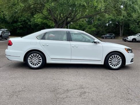 Used 2017 Volkswagen Passat 1.8T SE FWD image 2