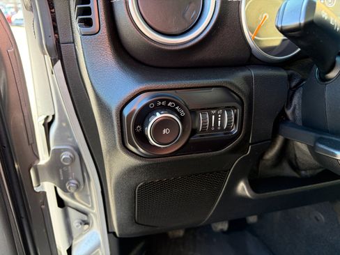 Used 2018 Jeep Wrangler Unlimited Sahara image 12
