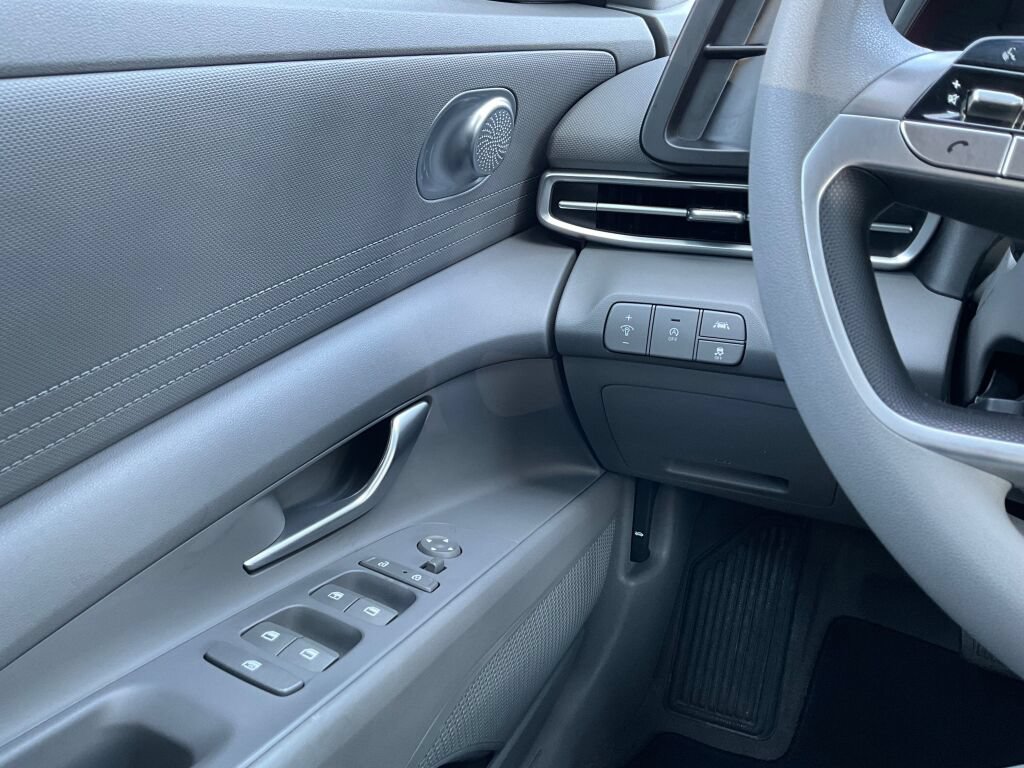 Used 2023 Hyundai Elantra SE w/ Preferred Accessory Package FWD image 22