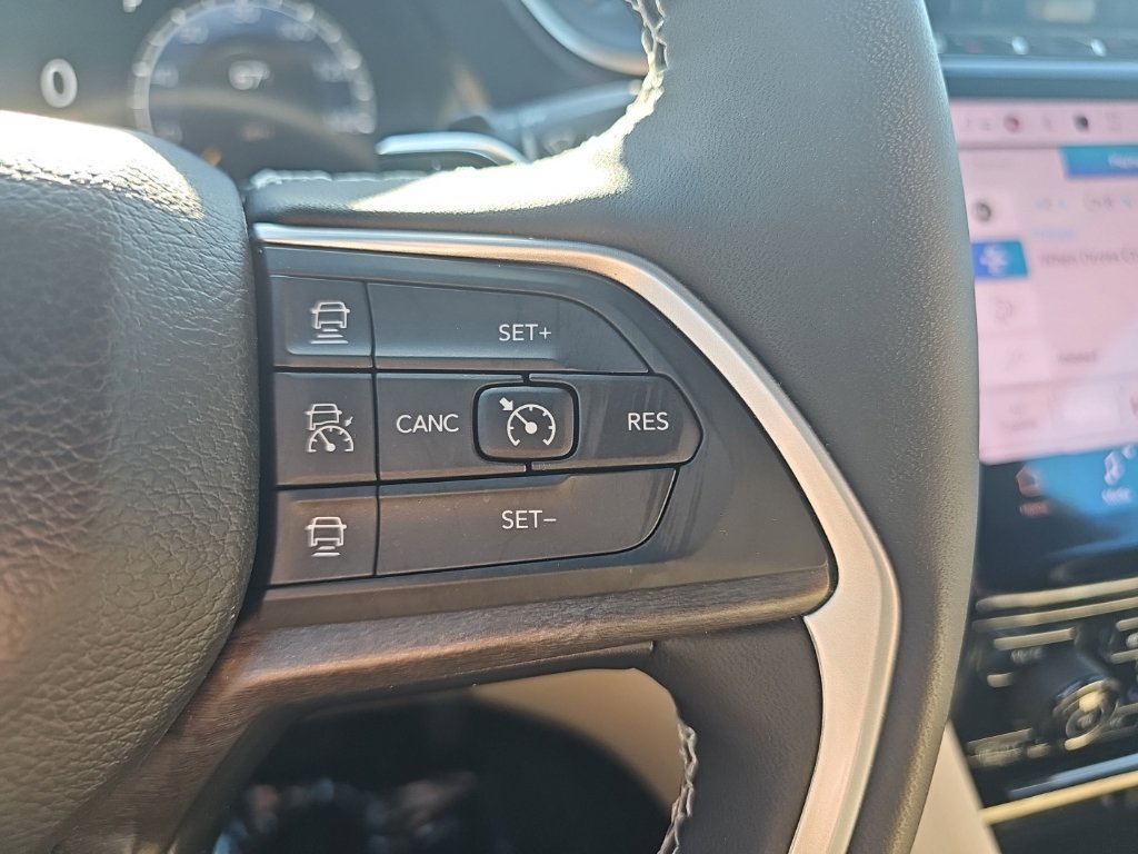 Certified 2025 Jeep Grand Cherokee Limited AWD/4WD image 32