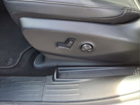 Used 2025 Chrysler Pacifica Select image 18