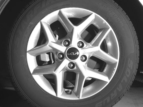 Used 2025 Kia Soul LX w/ LX Technology Package FWD image 12