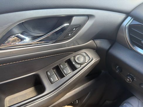 Used 2020 Chevrolet Traverse LT w/ LPO, Floor Liner Package AWD/4WD image 19