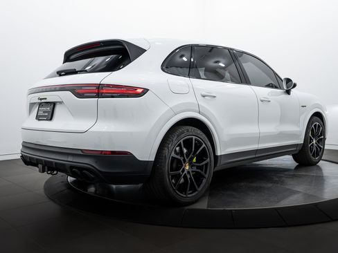 Certified 2022 Porsche Cayenne Platinum Edition image 7