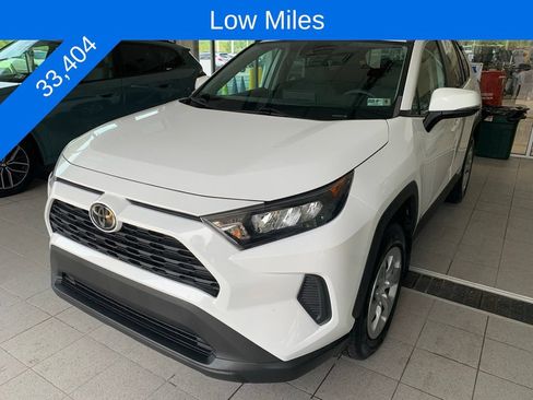 Used 2021 Toyota RAV4 LE AWD/4WD image 2