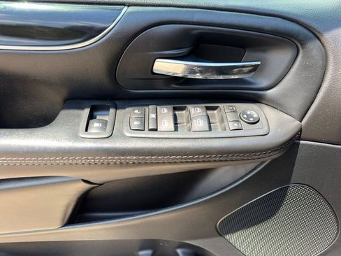 Used 2019 Dodge Grand Caravan SE FWD image 11