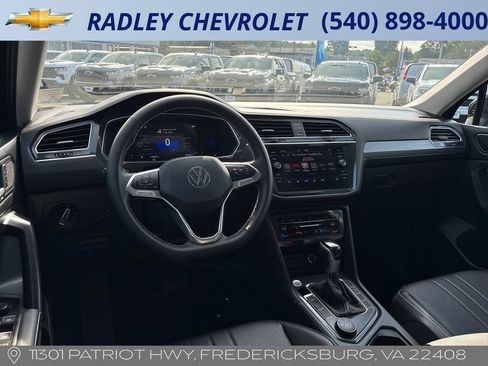 Used 2024 Volkswagen Tiguan SE w/ Panoramic Sunroof Package AWD/4WD image 21