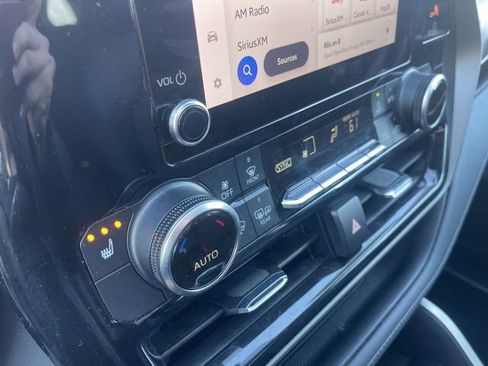 Used 2024 Toyota Highlander XLE image 11