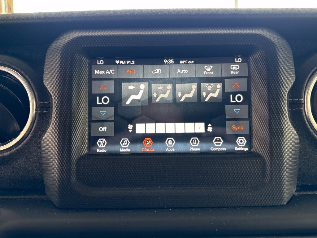 Used 2018 Jeep Wrangler Unlimited Sahara w/ LED Lighting Group AWD/4WD image 22