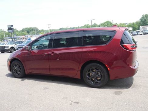 Used 2022 Chrysler Pacifica Limited w/ Uconnect Theater Family Group FWD image 10