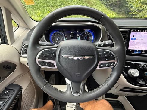 Used 2022 Chrysler Pacifica Touring-L FWD image 24