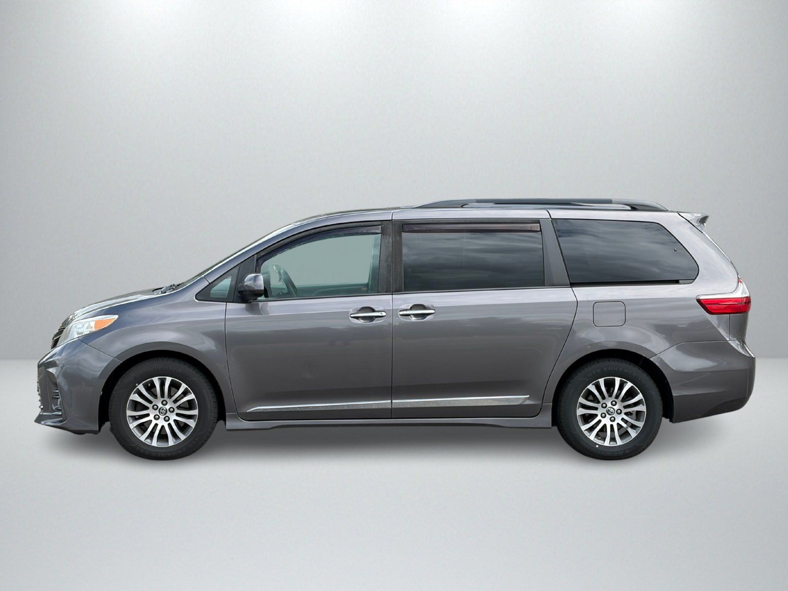 Used 2019 Toyota Sienna XLE w/ XLE Navigation Package FWD image 2