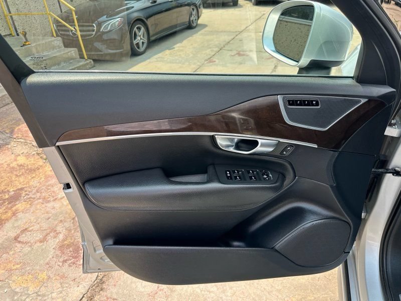 Used 2018 Volvo XC90 T6 Momentum w/ Convenience Package AWD/4WD image 11