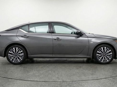 Used 2025 Nissan Altima 2.5 SV image 11