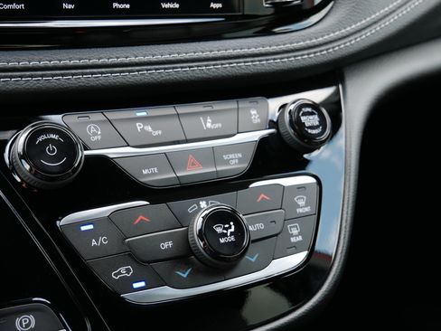 New 2027 Chrysler Pacifica Select w/ Family Tech Group AWD/4WD image 15