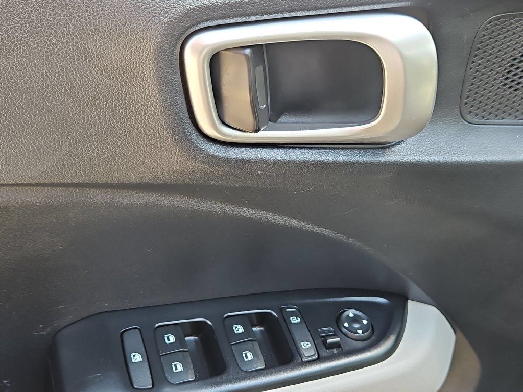 Used 2025 Hyundai Venue SEL FWD image 13