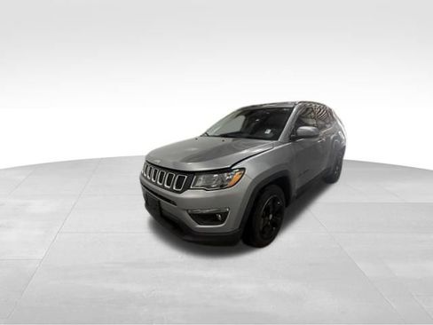 Used 2018 Jeep Compass Latitude FWD image 2