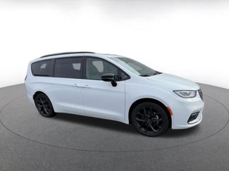 Used 2025 Chrysler Pacifica Limited video 2