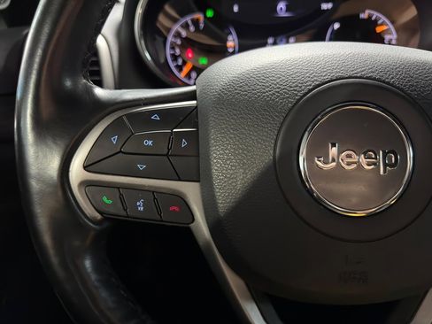 Used 2021 Jeep Grand Cherokee Laredo X image 16