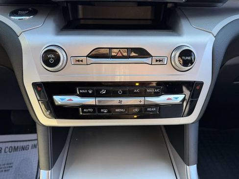 Used 2022 Ford Explorer XLT w/ Equipment Group 202A AWD/4WD image 22