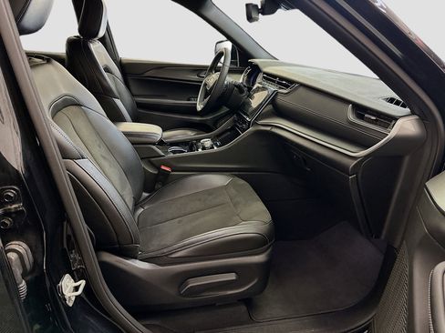 Used 2023 Jeep Grand Cherokee L Laredo image 34