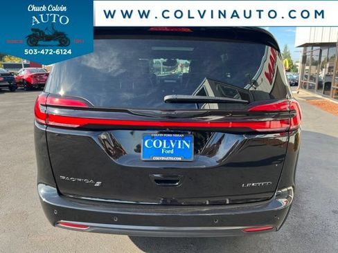 Used 2025 Chrysler Pacifica Limited FWD image 29
