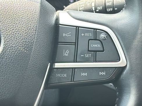 Used 2023 Toyota Highlander XLE FWD image 28