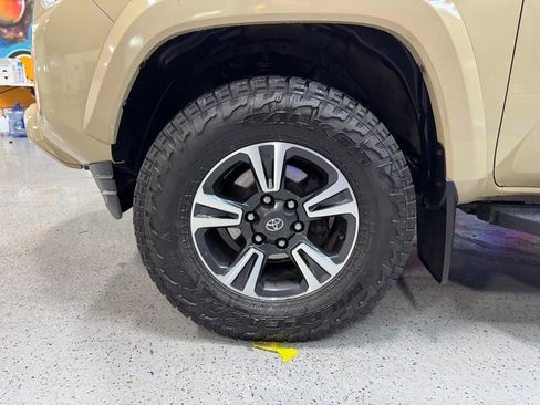 Used 2017 Toyota Tacoma TRD Sport AWD/4WD image 24