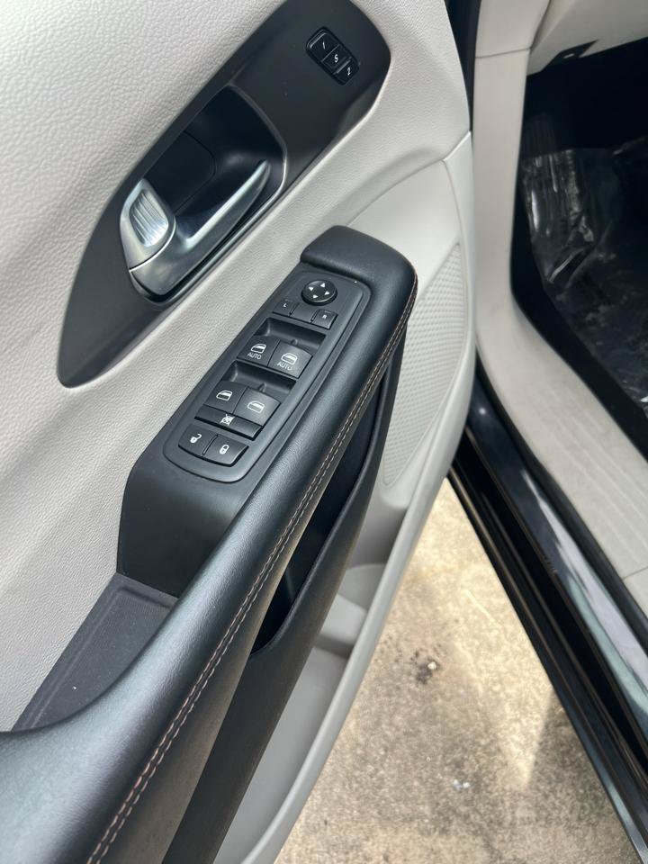Used 2020 Chrysler Pacifica Touring-L FWD image 16