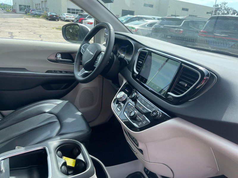 Used 2023 Chrysler Pacifica Touring-L FWD image 2