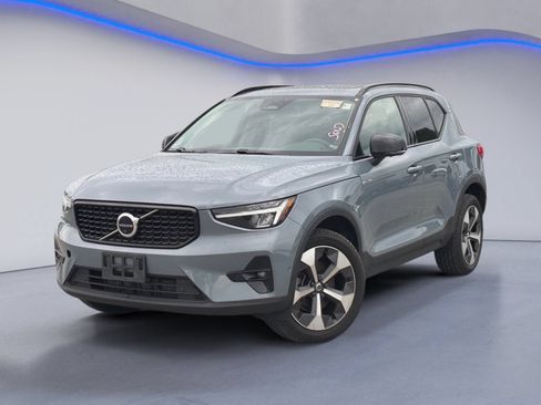Used 2023 Volvo XC40 B4 Ultimate FWD image 2